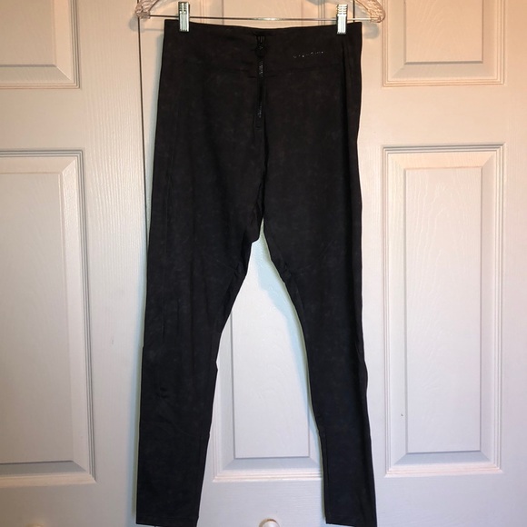 Oysho 3/4 Length Gray Leggings - Picture 2 of 5
